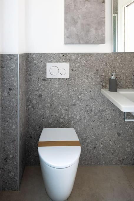 Apartment Isaia - 10 Minutes From Piazza Maggiore Bologna Exterior photo